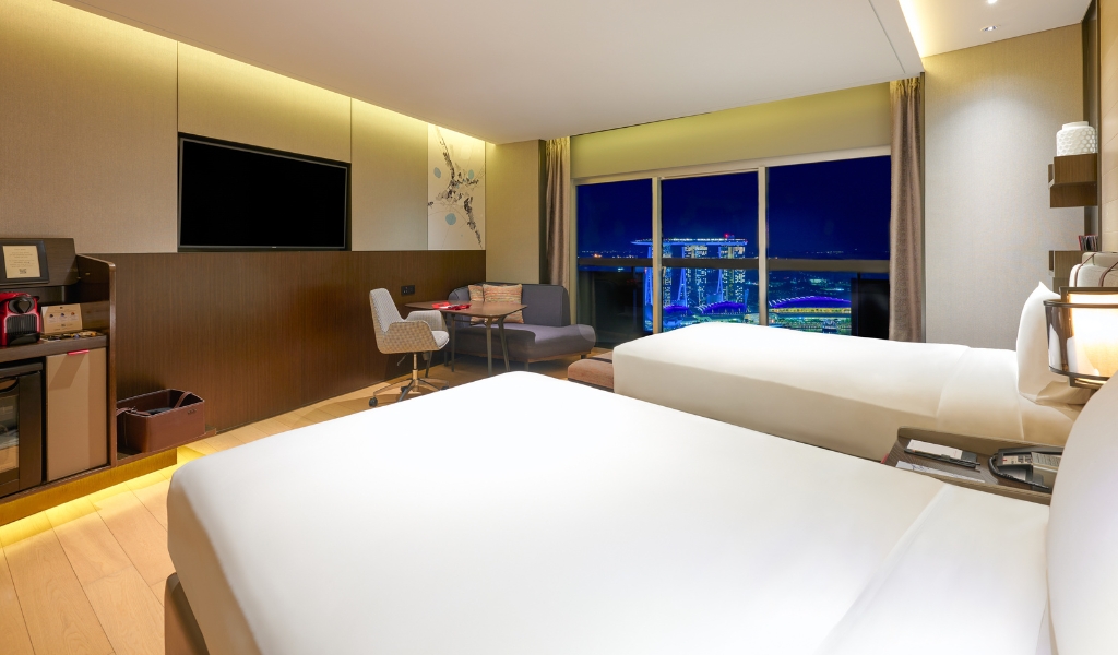 Executive Prestige Marina Bay Double Room - Night | Swissotel The Stamford